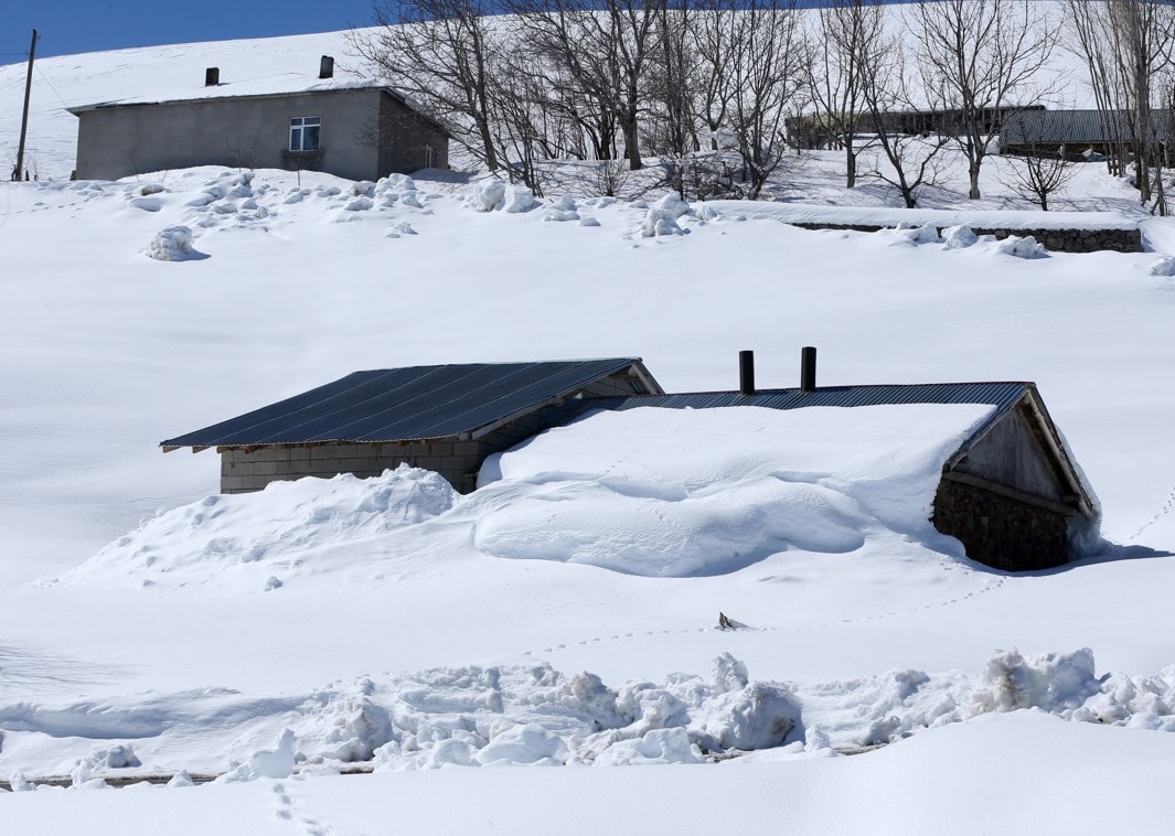 Mart sonu kış vurdu: Evler ve ahırlar kar altında kaldı