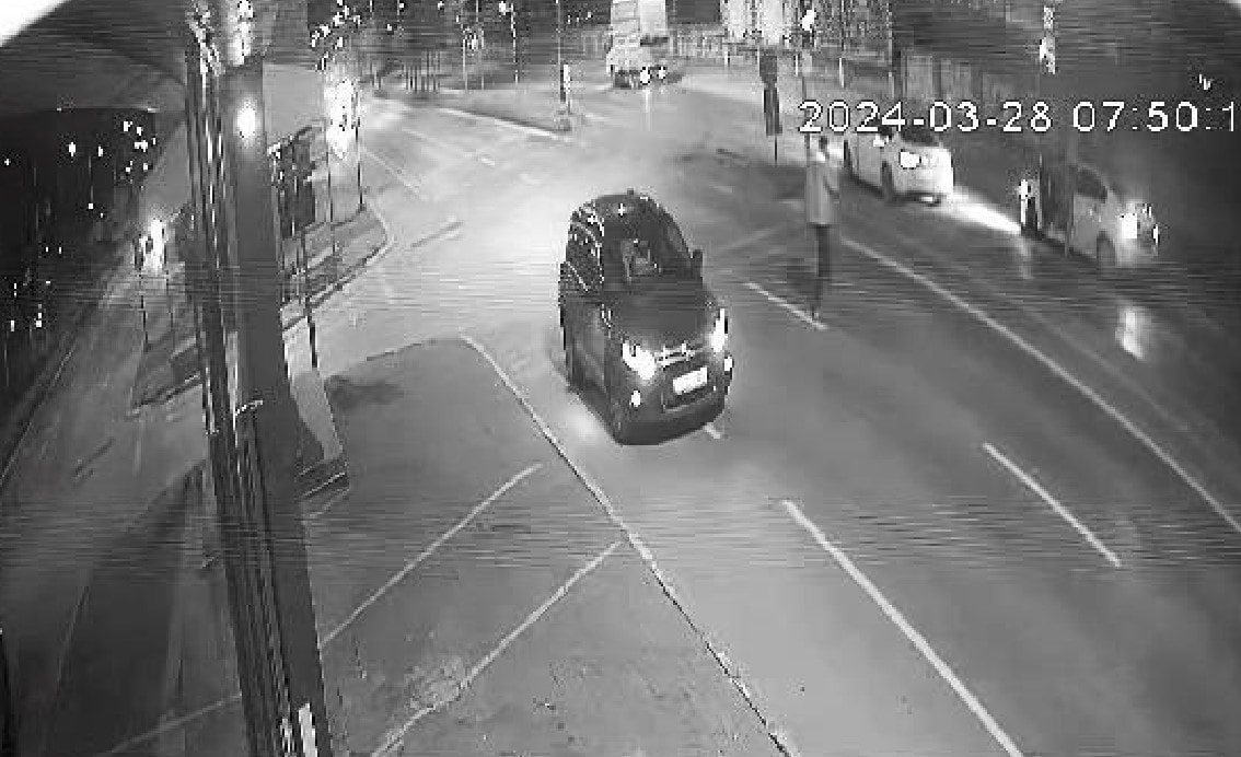 Trafik ışıklarında uzun namlulu saldırı kamerada