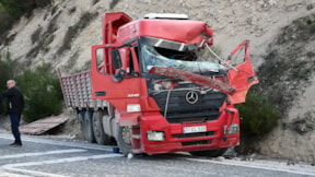 Üzerine beton mikseri devrilen kamyon şoförü hayatını kaybetti