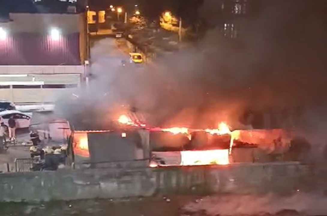 Pazarda yangın... Tezgahlar alev alev yandı