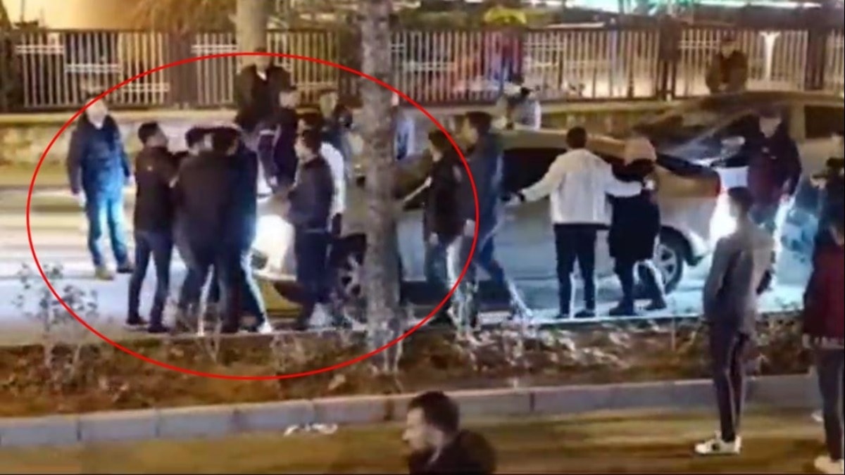 Trafikte tekmeli yumruklu yol verme kavgası