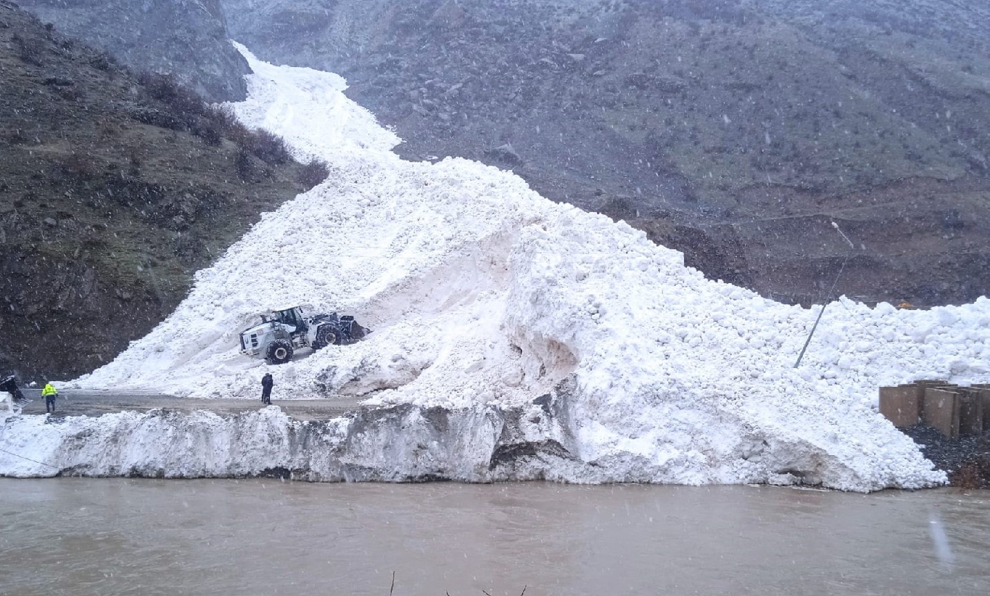 Hakkari'de düşen çığ sebebiyle onlarca araç yolda kaldı