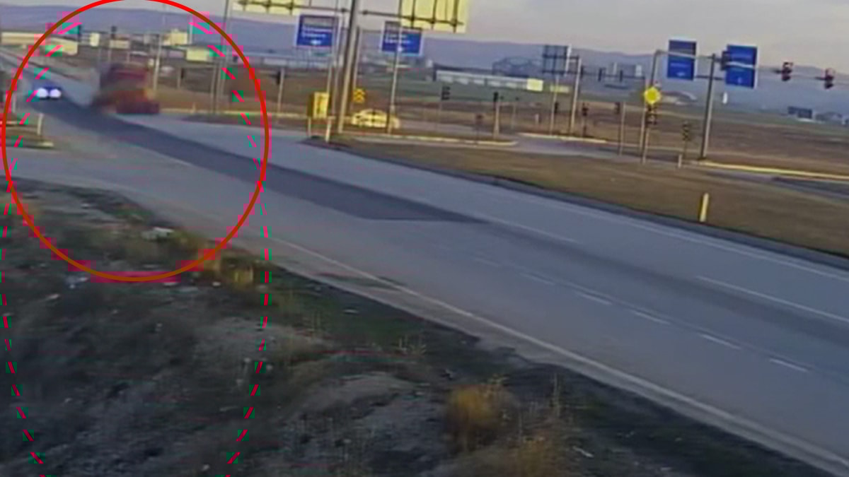 Kavşaktaki kaza kamerada: Kamyonla çarpıştı, hayatını kaybetti