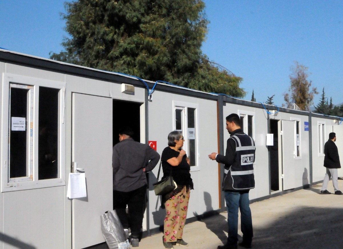 Birçok depremzede yine konteynerlerde oy veriyor