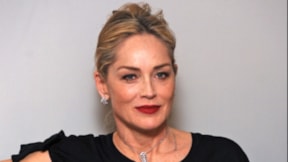 Sharon Stone kendisini sekse zorlayan yapımcıyı ve aktörü ifşa etti