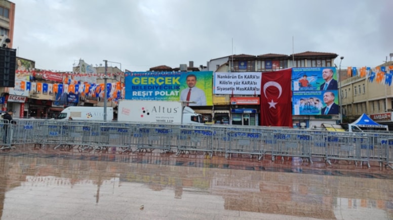 AKP ve MHP'nin ayrı ayrı seçime girdiği Kilis'te pankart krizi