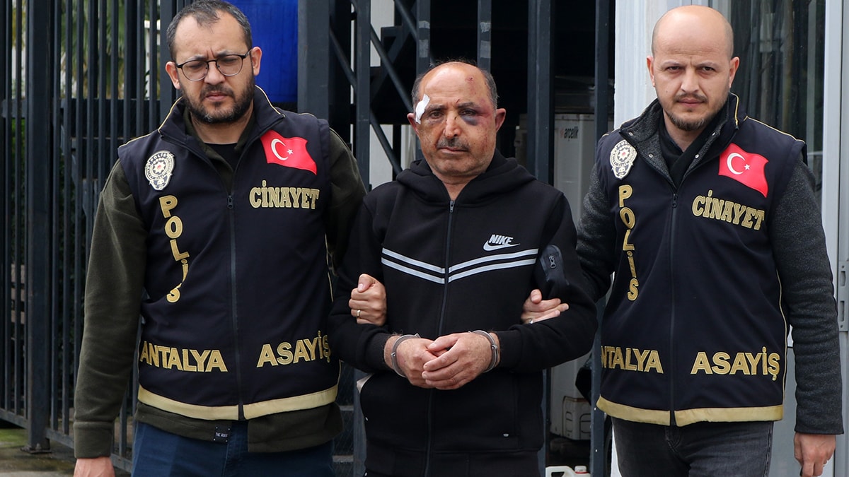 Antalya'da kadın cinayeti: Eşini boğazından bıçaklayıp intihara kalkıştı