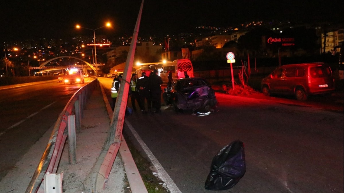 Otomobil refüje ve aydınlatma direğine çarptı: 1 ölü