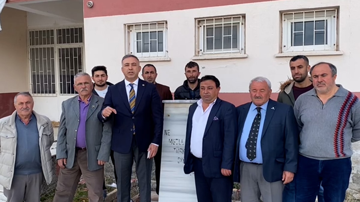 Atatürk büstünü de çaldılar