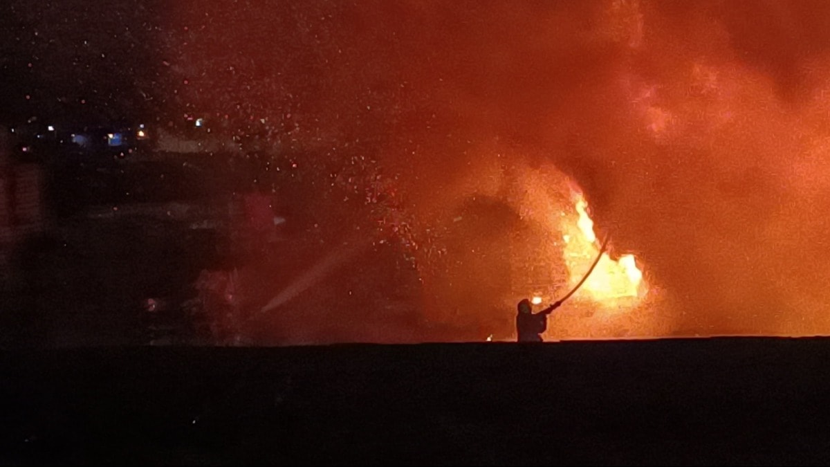 Bursa'da palet fabrikasında yangın: Bir işçi yaralandı