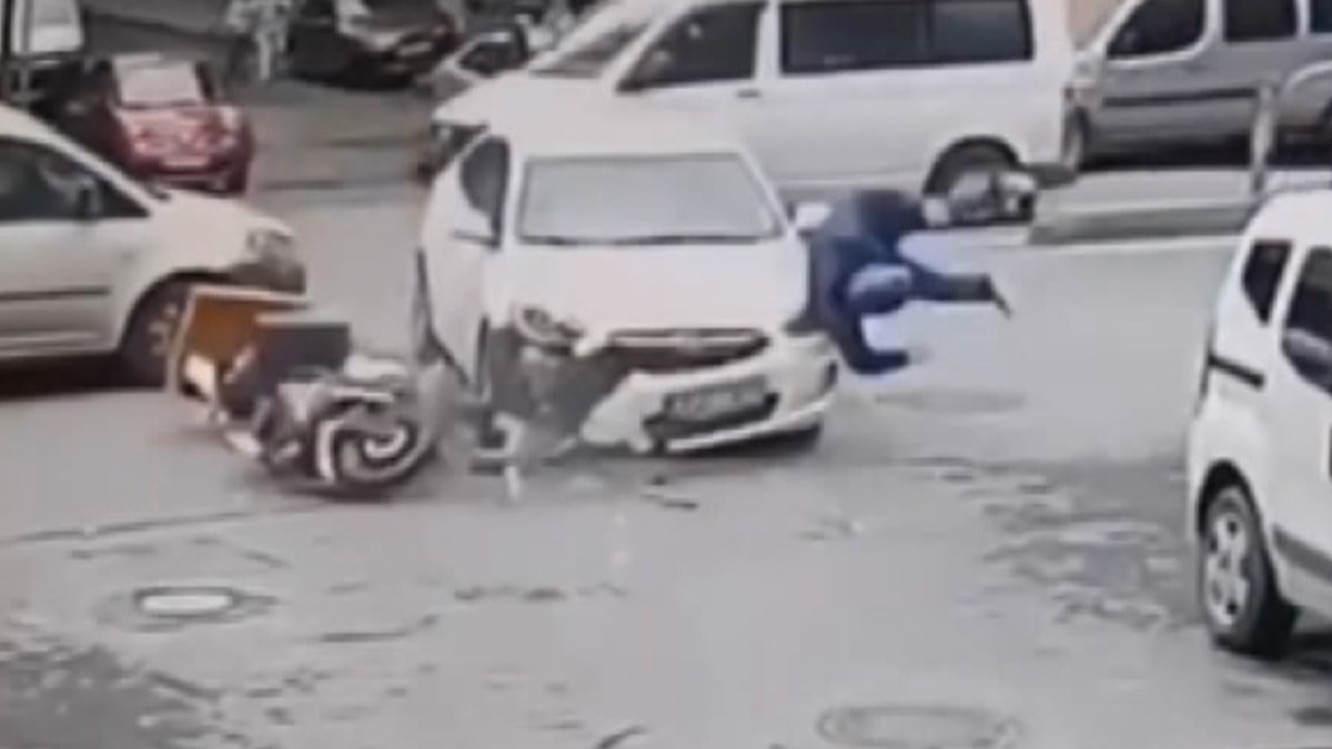 Kaza anı kamerada... Kurye böyle uçtu
