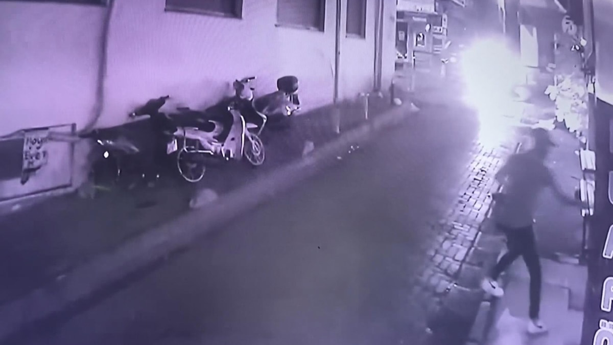 Bayrampaşa'da kahvehaneye saldırı: Kurşuna okey taşıyla karşılık verdiler