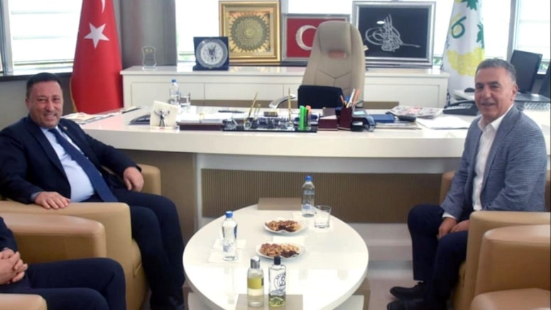 AKP’li vekil ile AKP’li başkanın al gülüm ver gülüm ticareti