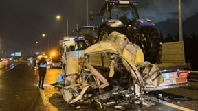 Anadolu Otoyolu'nda feci kaza: Aracın yarısı TIR'da kaldı