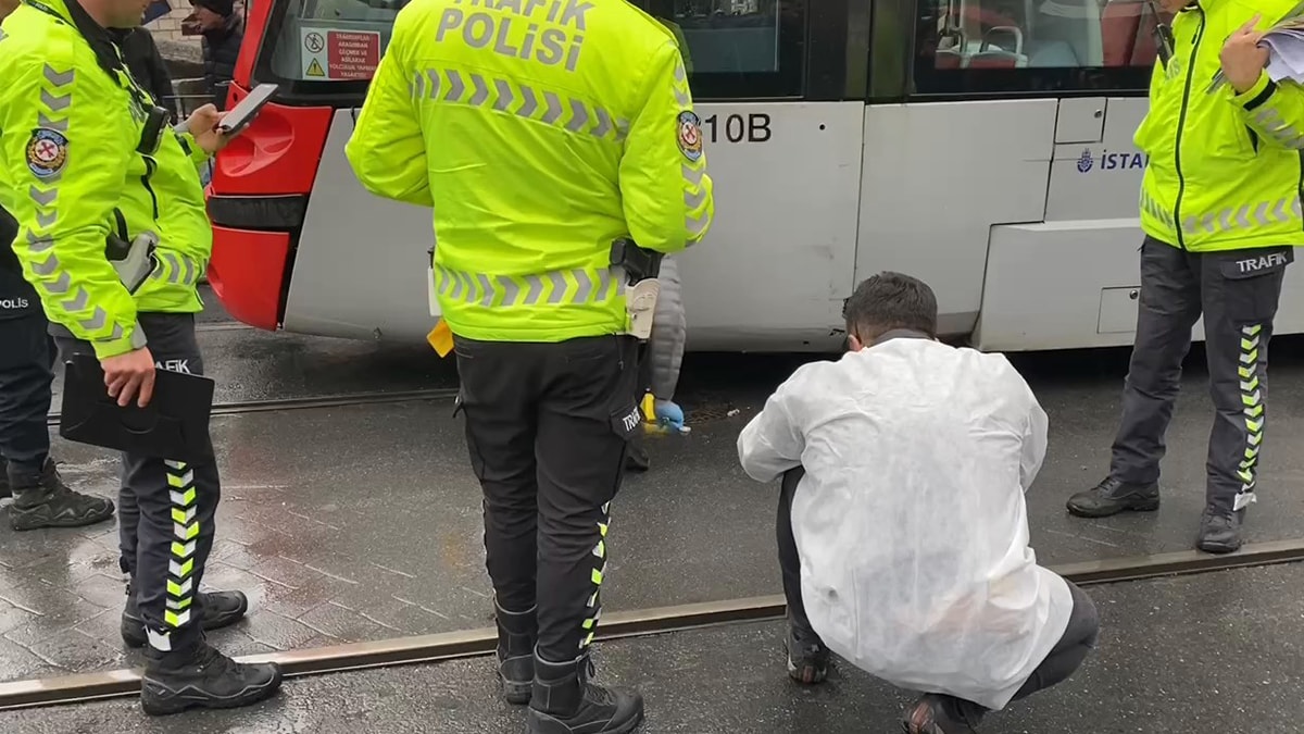 Tramvayın çarptığı motosikletli kurtarılamadı