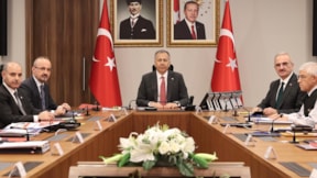 AKP adaylarına oy isteyen Yerlikaya'dan seçim güvenliği toplantısı
