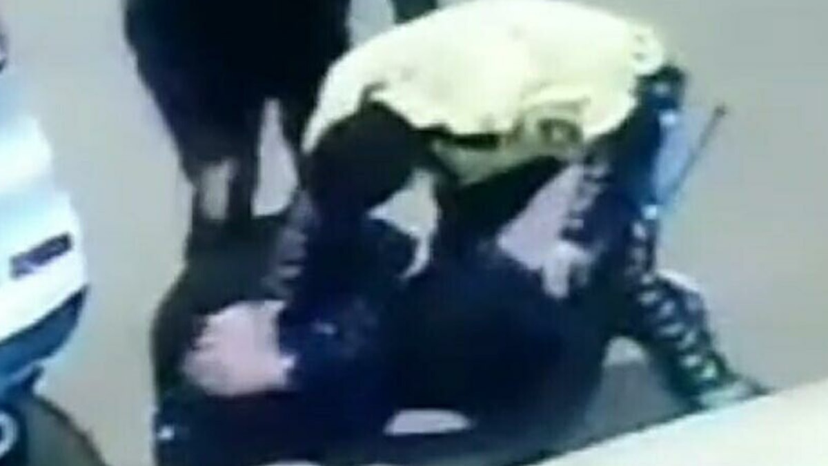 Ehliyetsiz sürücüye polisten tekme