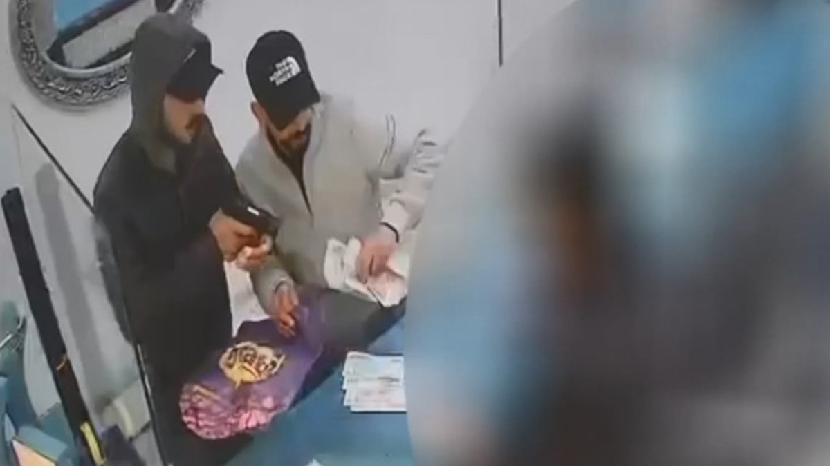 Bağcılar'da döviz bürosundaki silahlı soygun kamerada