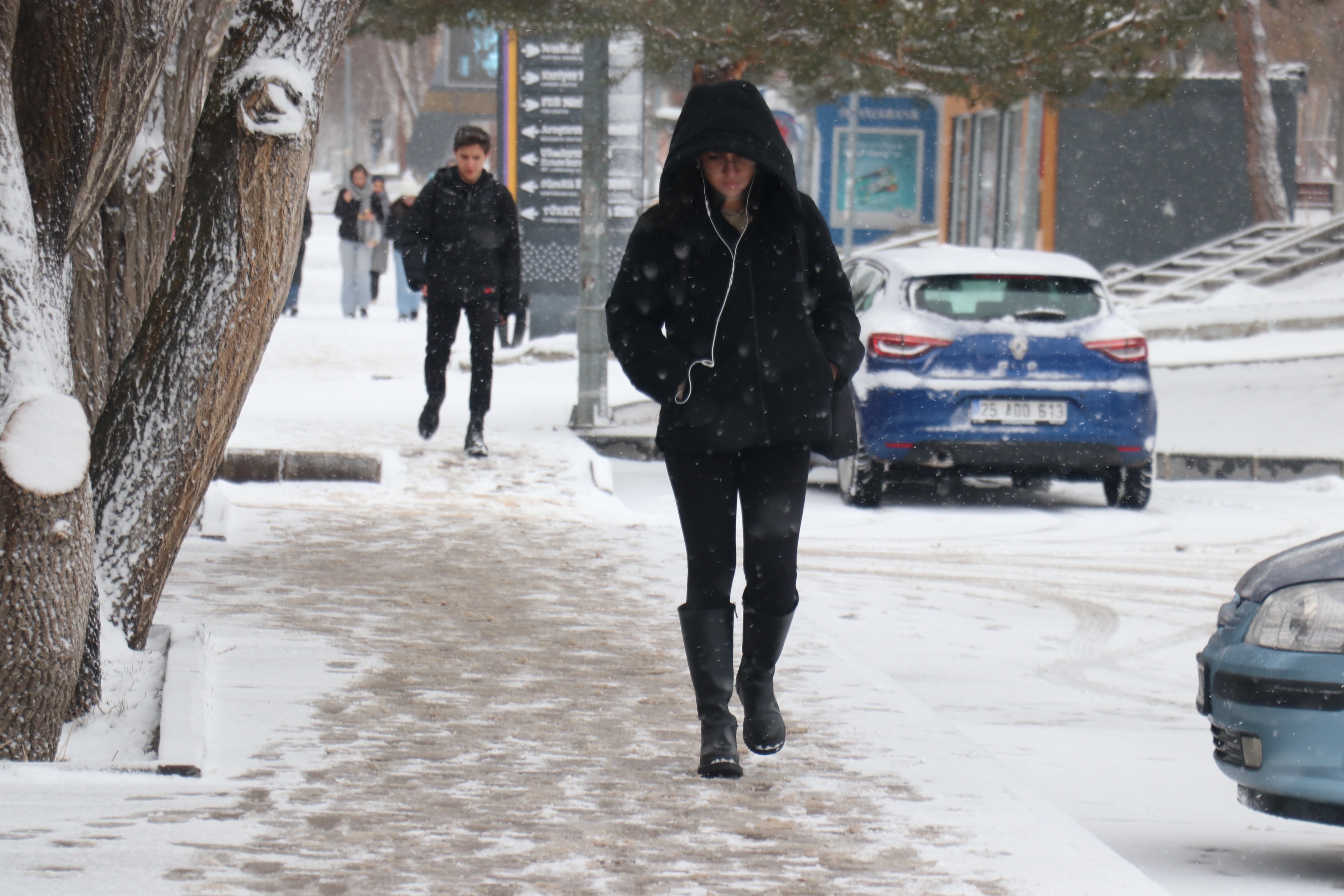 Kar, Anadolu'ya geri döndü... Yollar kapandı, eğitim aksadı