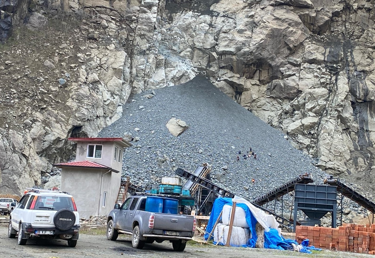 Trabzon'da kayalıklardan düşen işçi öldü