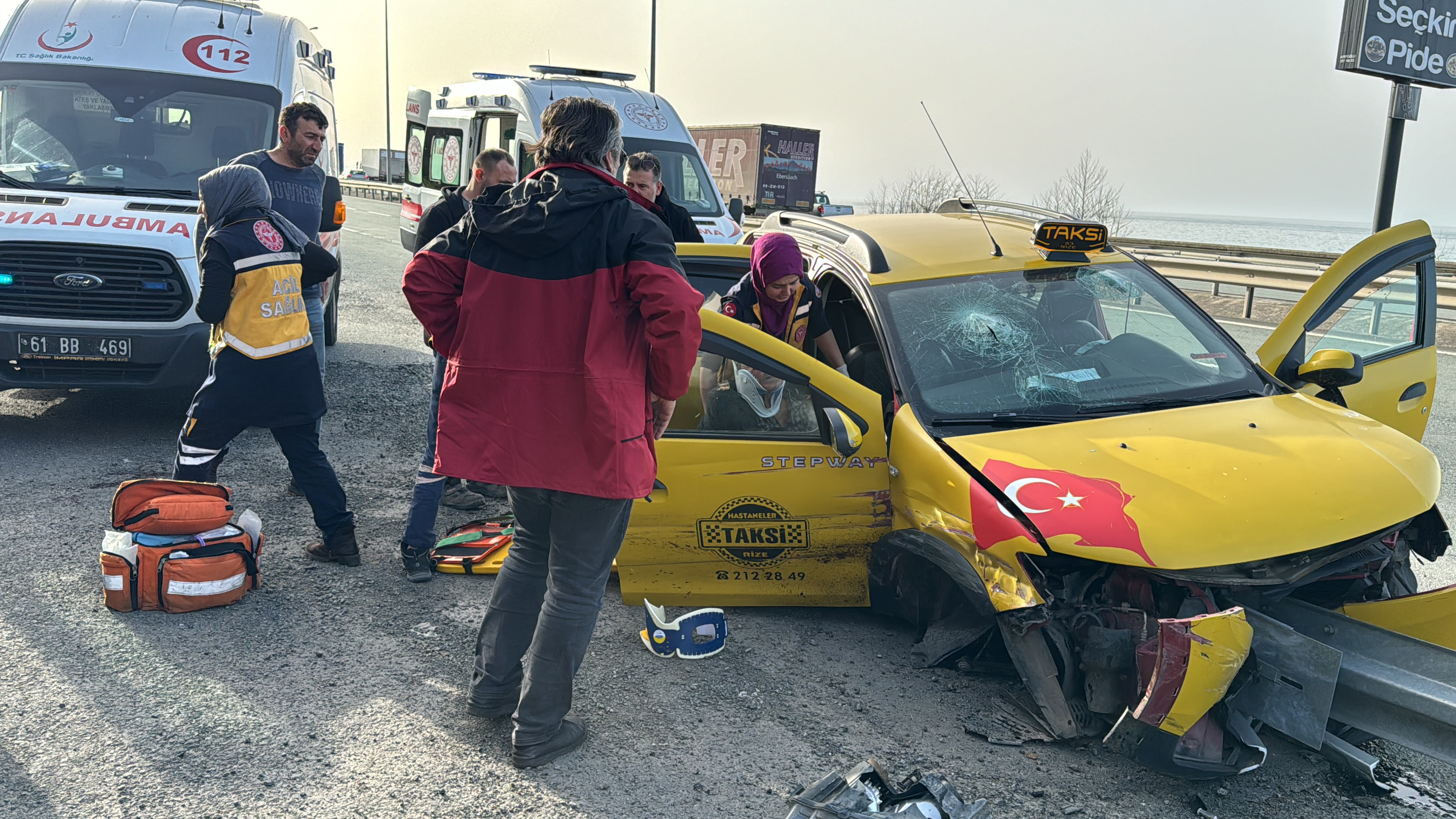 Cenazeden dönenleri taşıyan araba kaza yaptı