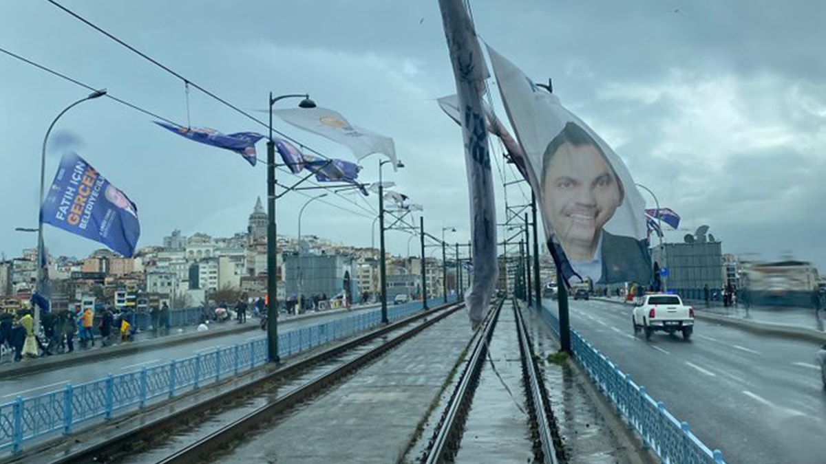 Murat Kurum afişi tellere dolandı, tramvay Galata'yı aşamadı