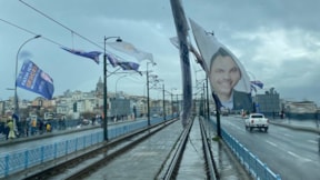 Murat Kurum afişi tellere dolandı, tramvay Galata'yı aşamadı