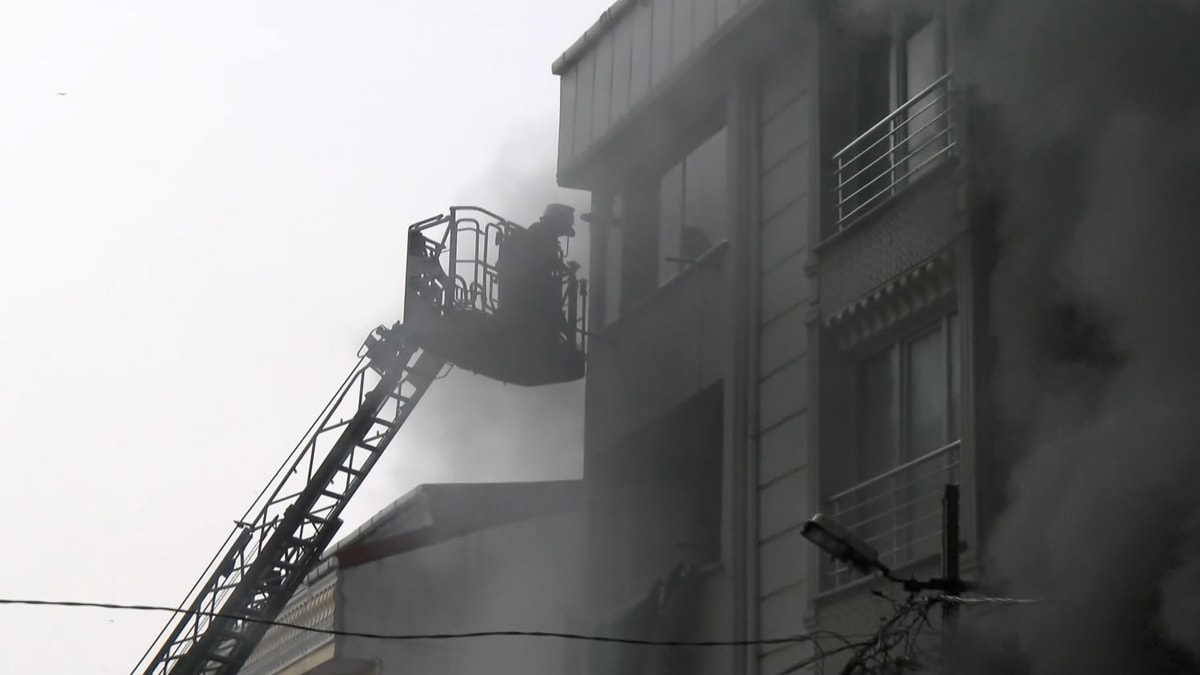 İstanbul'da korkutan yangın: 3 kişi mahsur kaldı