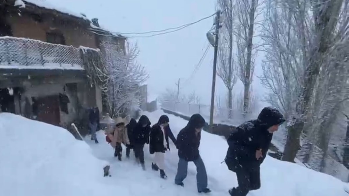 Van'da kar çilesi: Öğrenciler servise yürüyerek ulaştı