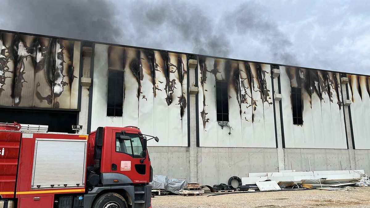 Afyonkarahisar'da geri dönüşüm fabrikasında yangın: 4 kişi hastanede