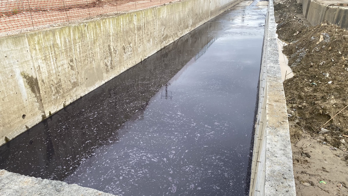 Kocaeli'de Kule Deresi'nin rengi siyaha döndü