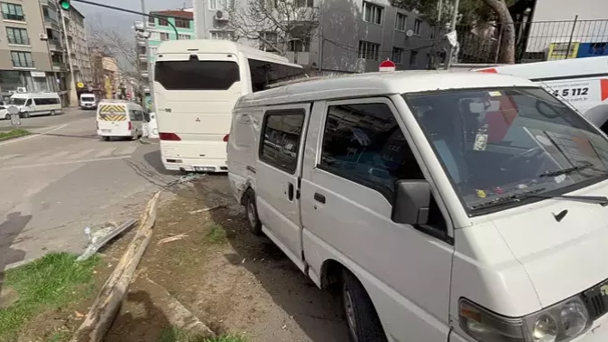 Bursa'da freni boşalan servis otobüsü kaza yaptı