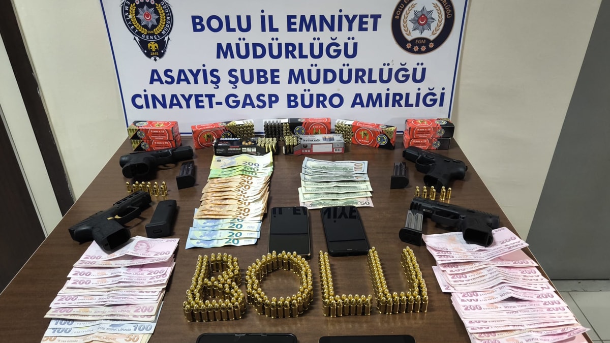 Bolu'da sitenin otoparkında silahlı gasp: 4 kişi tutuklandı