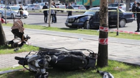 Kazada savrulan motosiklet, kaldırımdaki yayalara çarptı: 1 ölü, 3 yaralı