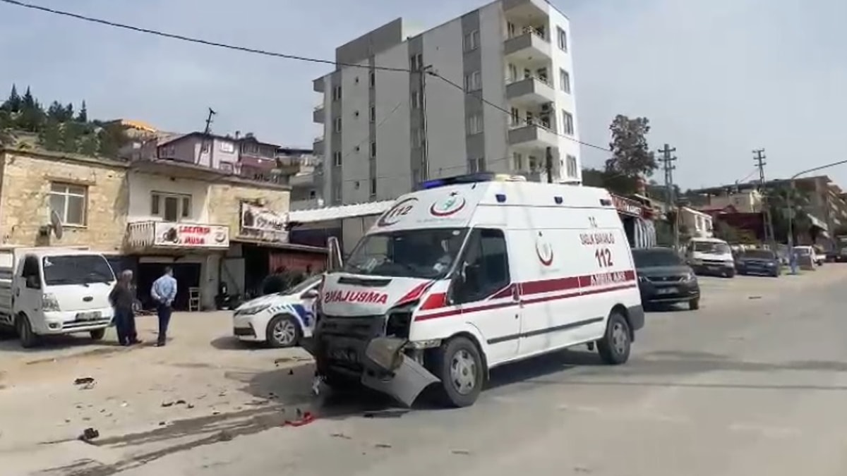 Yaralı taşıyan ambulans kaza yaptı