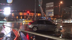 Ankara'da aydınlatma direği yola devrildi, 2 araç hasar gördü