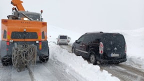 Kar ve tipi etkisini artırdı, onlarca araç yolda kaldı