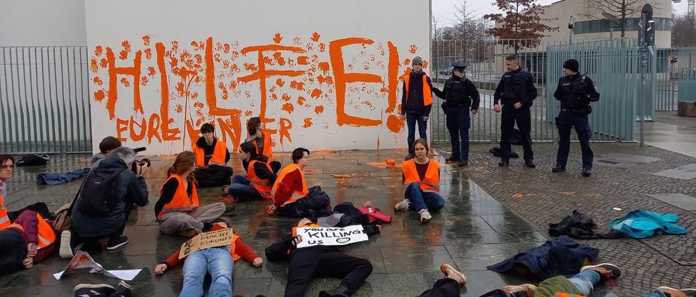 Çevreciler başbakanlık binasını bastı