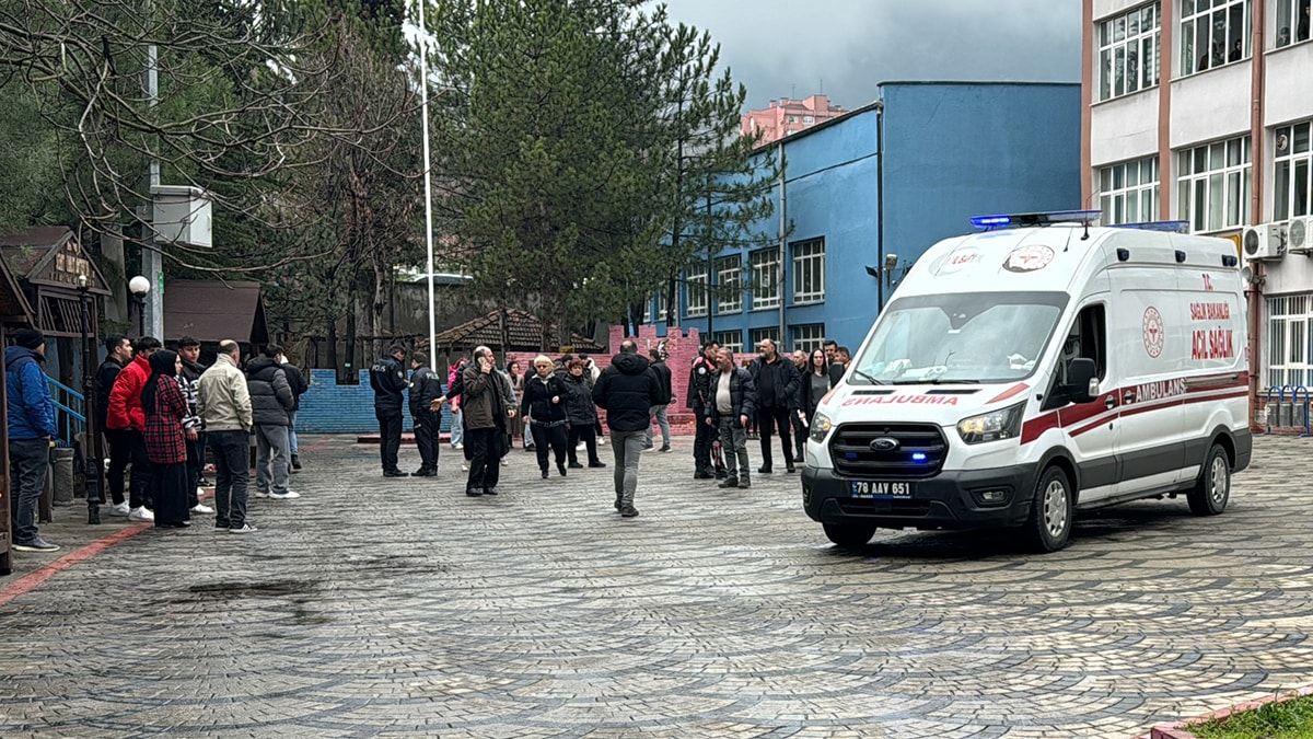 Lise öğrencileri bıçaklarla birbirine girdi