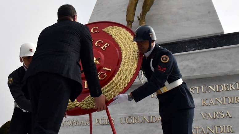 Tepki çeken düzenleme: TSK çelengi Atatürk anıtlarına konulamıyor