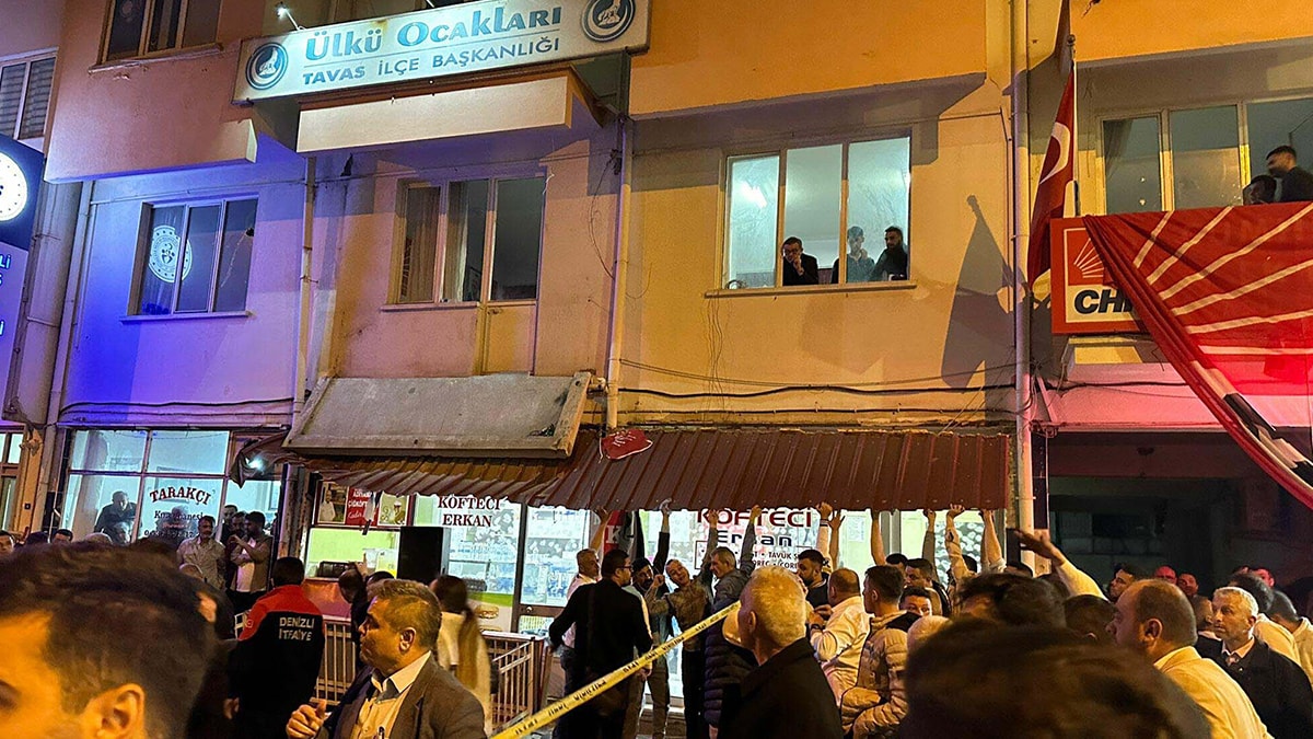 CHP binasında balkon çöktü: Biri ağır, dört yaralı