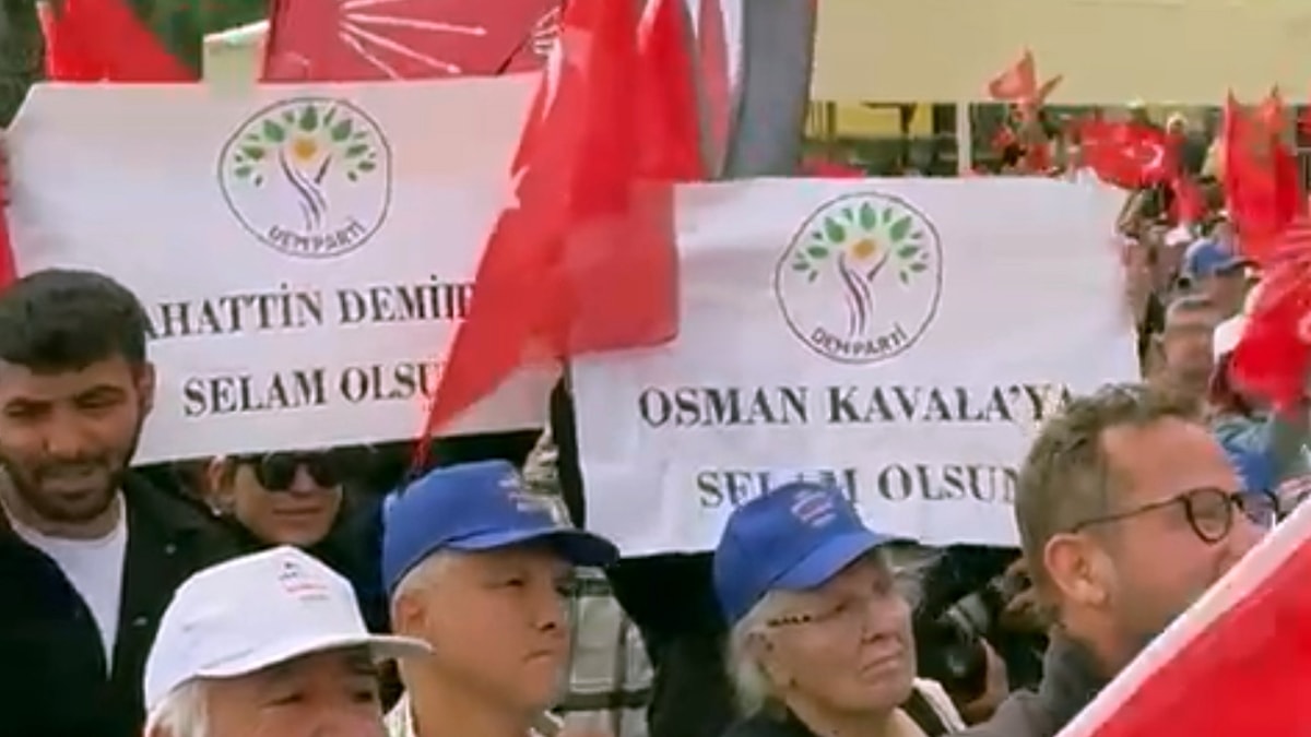 CHP mitinginde DEM Parti logolu pankart açan 2 kişi alandan çıkarıldı