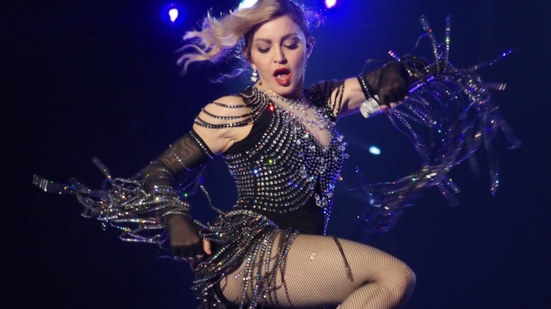 Madonna'dan şoke eden hareket: Tekerlekli sandalyedeki hayranını azarladı