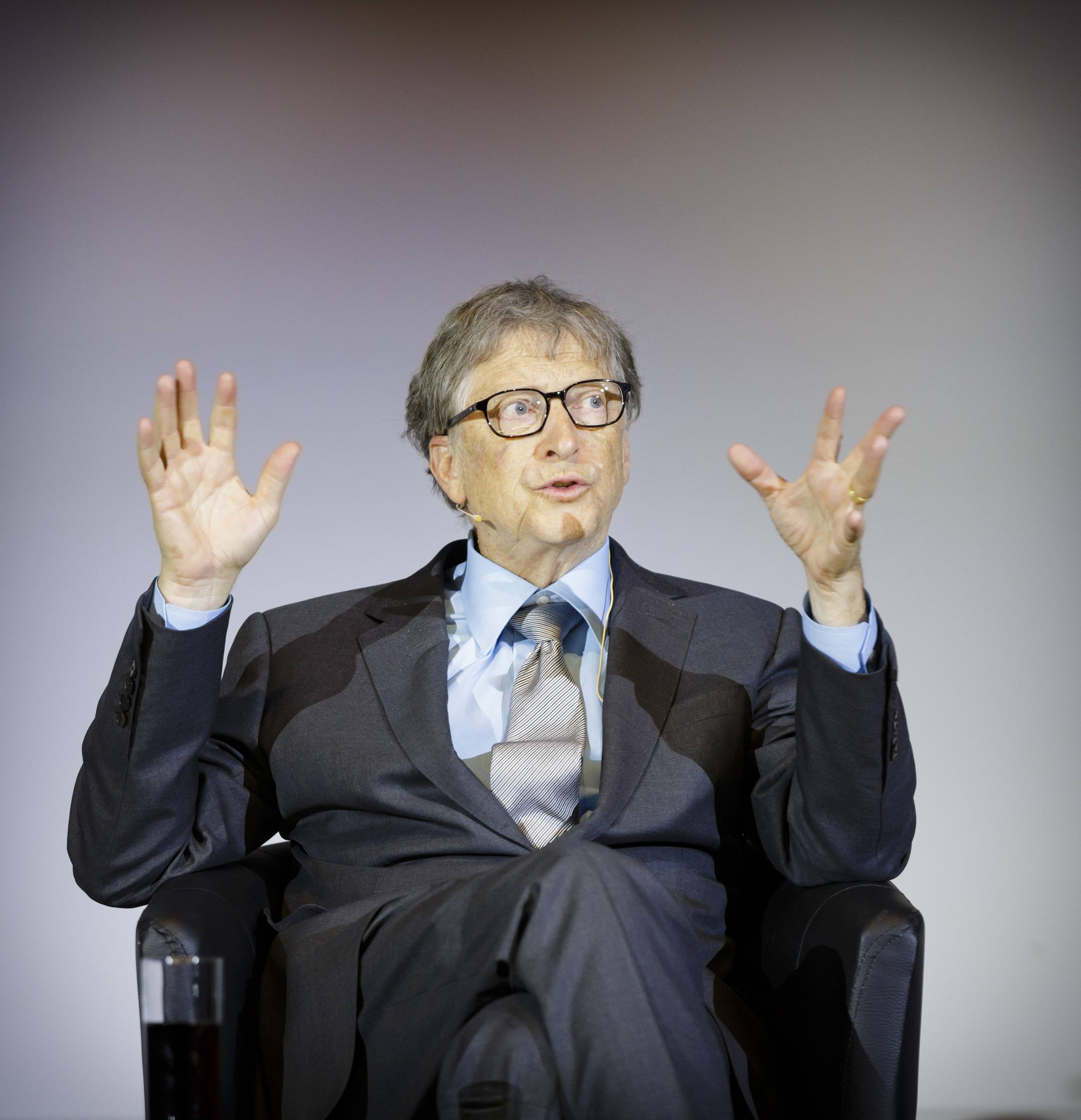 Bill Gates yapay zekâ konusunda temkinli... "Sorunları sihirli bir şekilde çözemez"