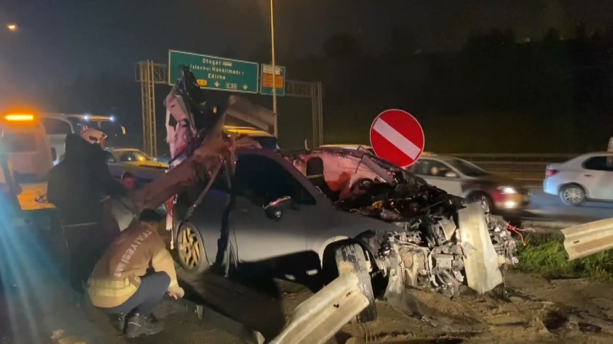 TEM Otoyolu'nda feci kaza: Otomobil bariyerlere saplandı