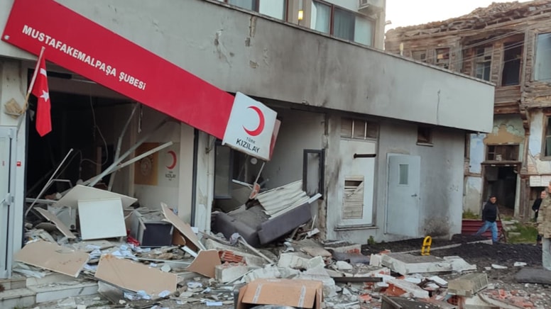 Bursa'da patlama: Kızılay şubesi yerle bir oldu