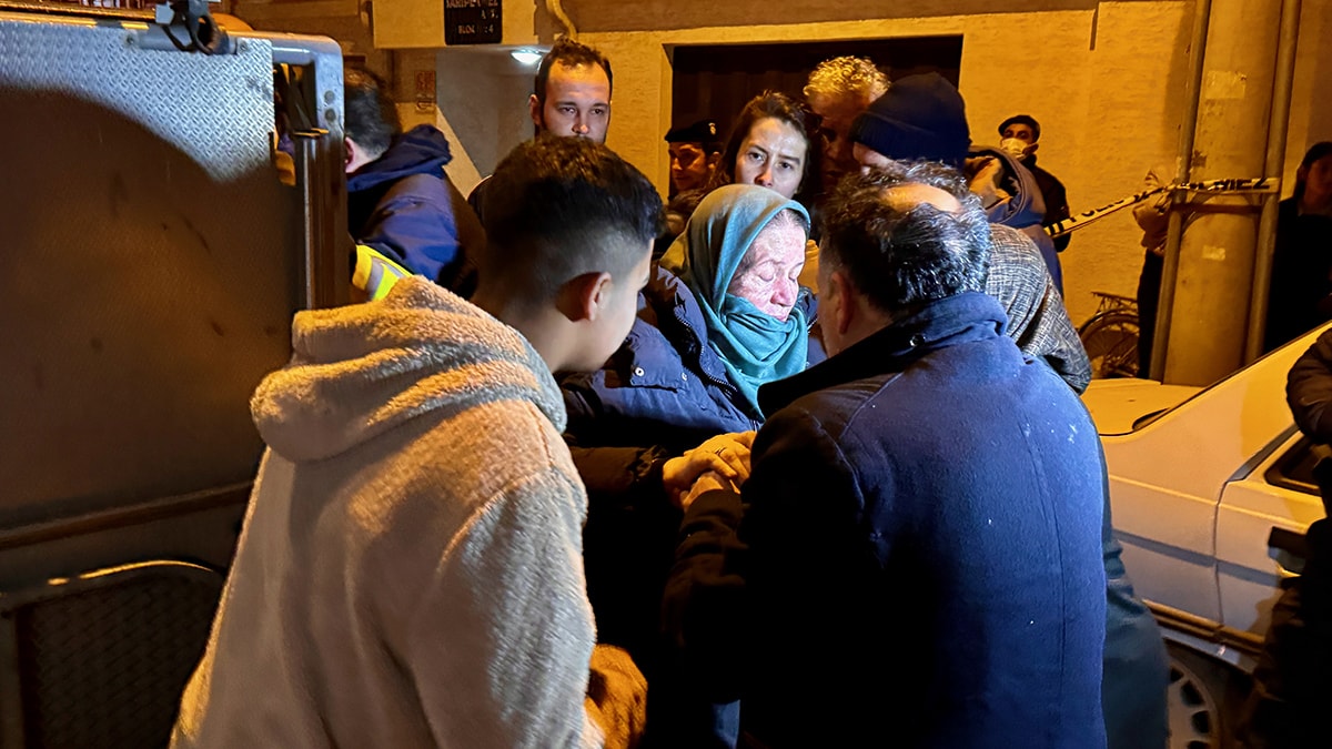 Yangında can pazarı: 30 kişi dumandan etkilendi