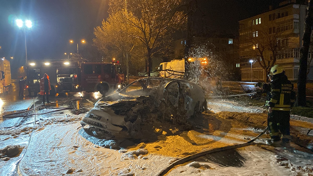 Ağaca çarpan elektrikli otomobil bu hale geldi