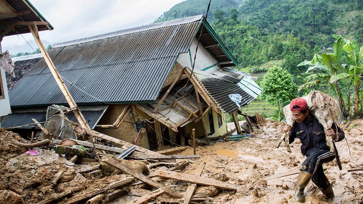 Endonezya'da sel felaketi: Yaklaşık 40 bin kişi yerinden oldu