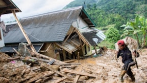 Endonezya'da sel felaketi: Yaklaşık 40 bin kişi yerinden oldu